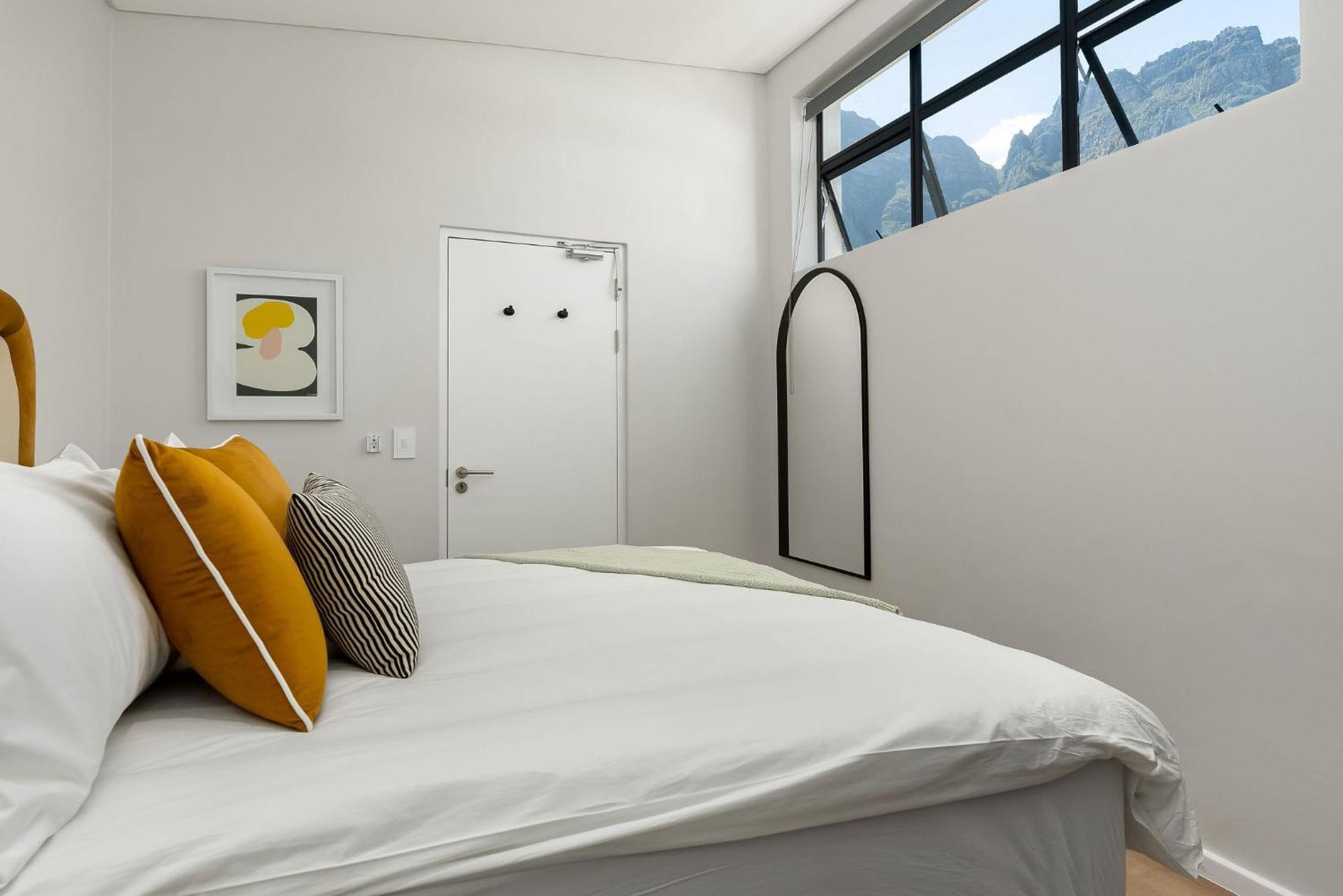 Neighbourgood 1St Crescent Camps Bay Hotel Kaapstad Kamer foto